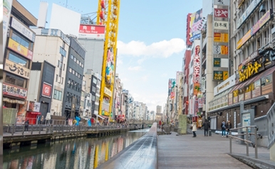 難波の繁華街